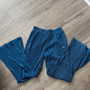 Alo Yoga High-Waist Micro Plisse Straight Leg Pant in Eclipse Blue